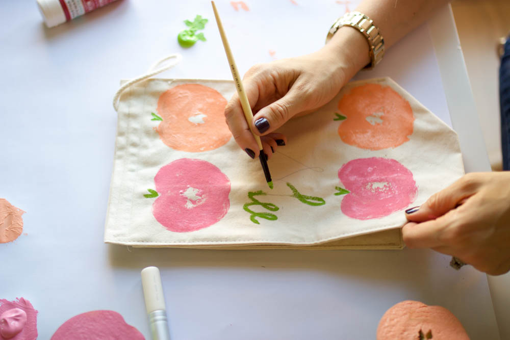 DIY apple print lunchbag