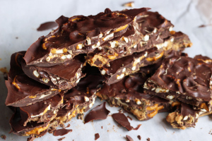 chocolate peanut butter pretzel bark