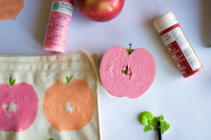 DIY apple print lunchbag